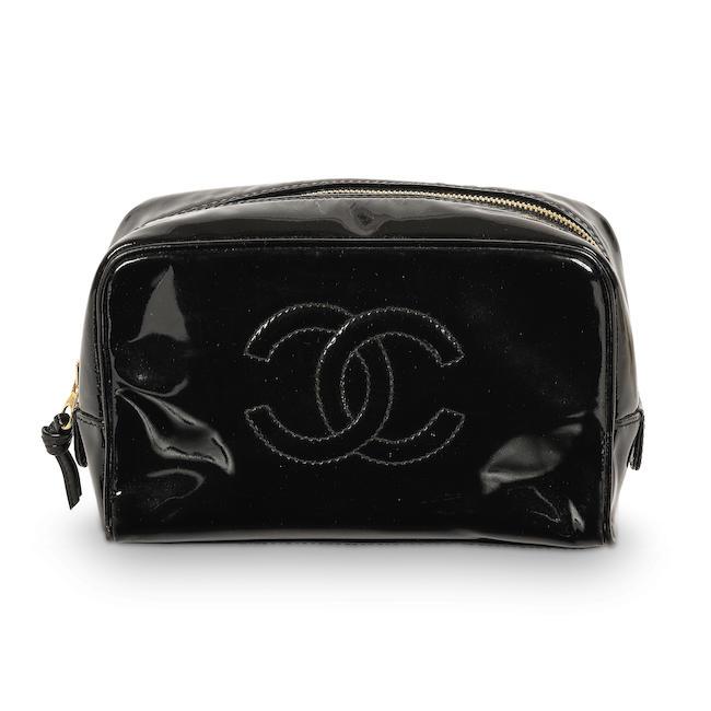 Chanel, année 1997. Trousse en cuir vernis noir. Directeur artistique : Karl Lagerfeld.