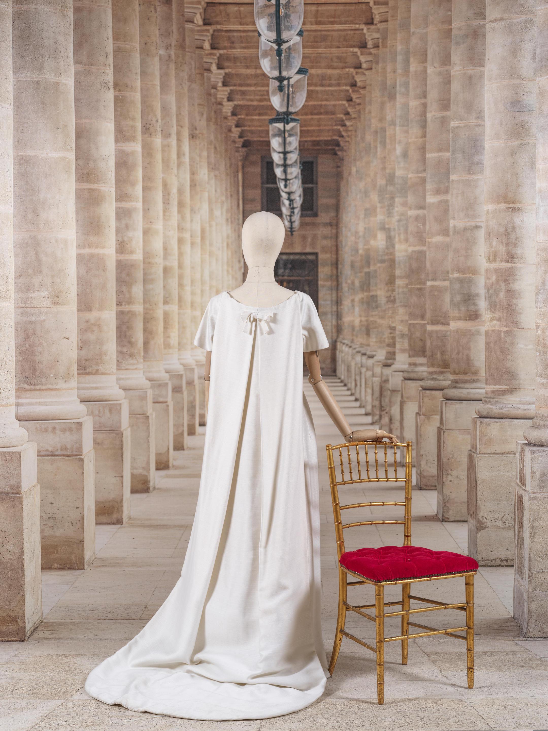 Pierre Balmain Boutique, collection Prêt-à-Porter, circa 1968/1970. Robe de mariée en lin et soie blanche. Création Pierre Balmain image 2