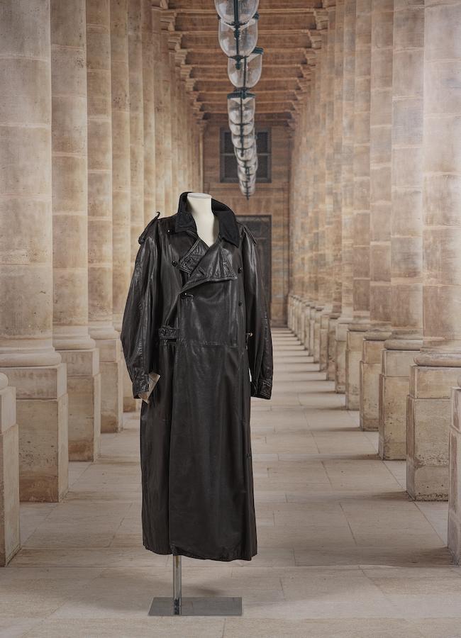 Lucien Foncel Paris, "Original" Sportswear Homme. Important Trench en cuir noir.