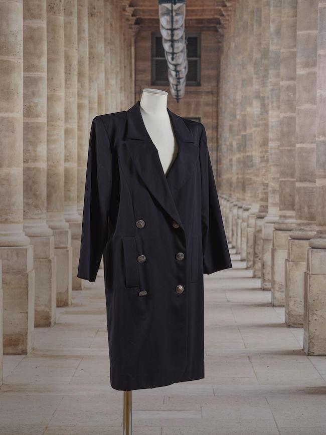 Yves Saint Laurent Rive Gauche, collection Prêt à Porter, circa 1980. Manteau en crêpe de soie noir.