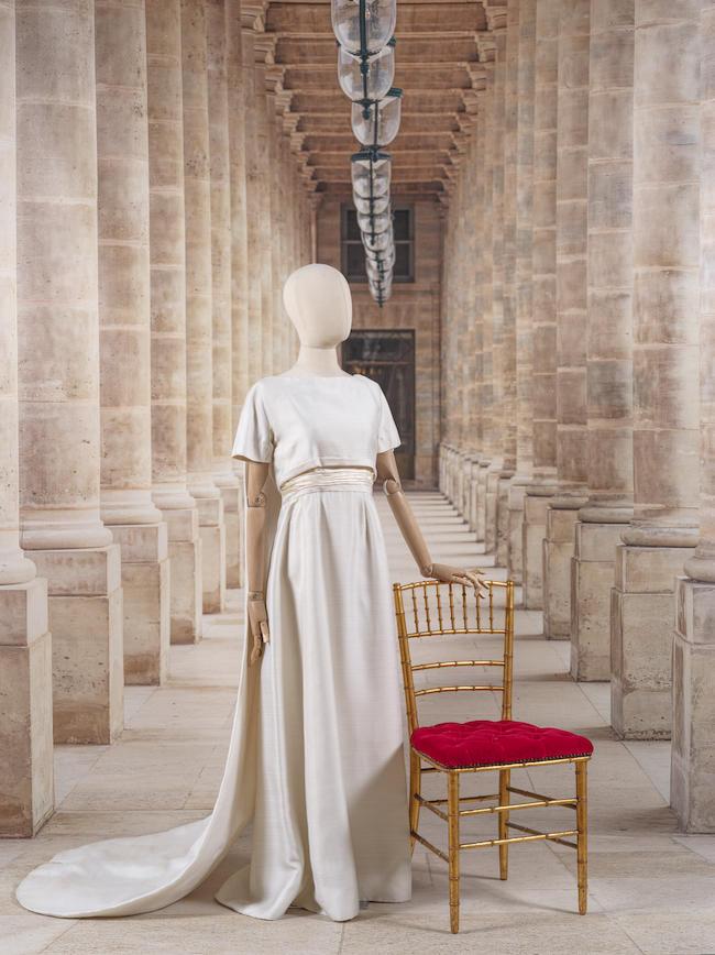 Pierre Balmain Boutique, collection Prêt-à-Porter, circa 1968/1970. Robe de mariée en lin et soie blanche. Création Pierre Balmain
