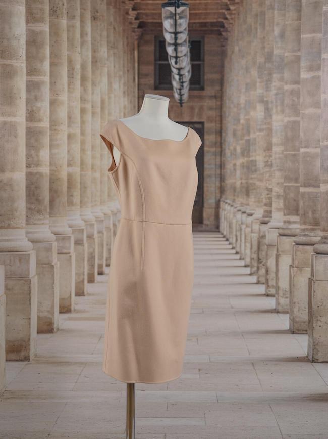 Christian Dior, collection Prêt à Porter, année 2004. Robe en cachemire beige. Directeur artistique : John Galliano.