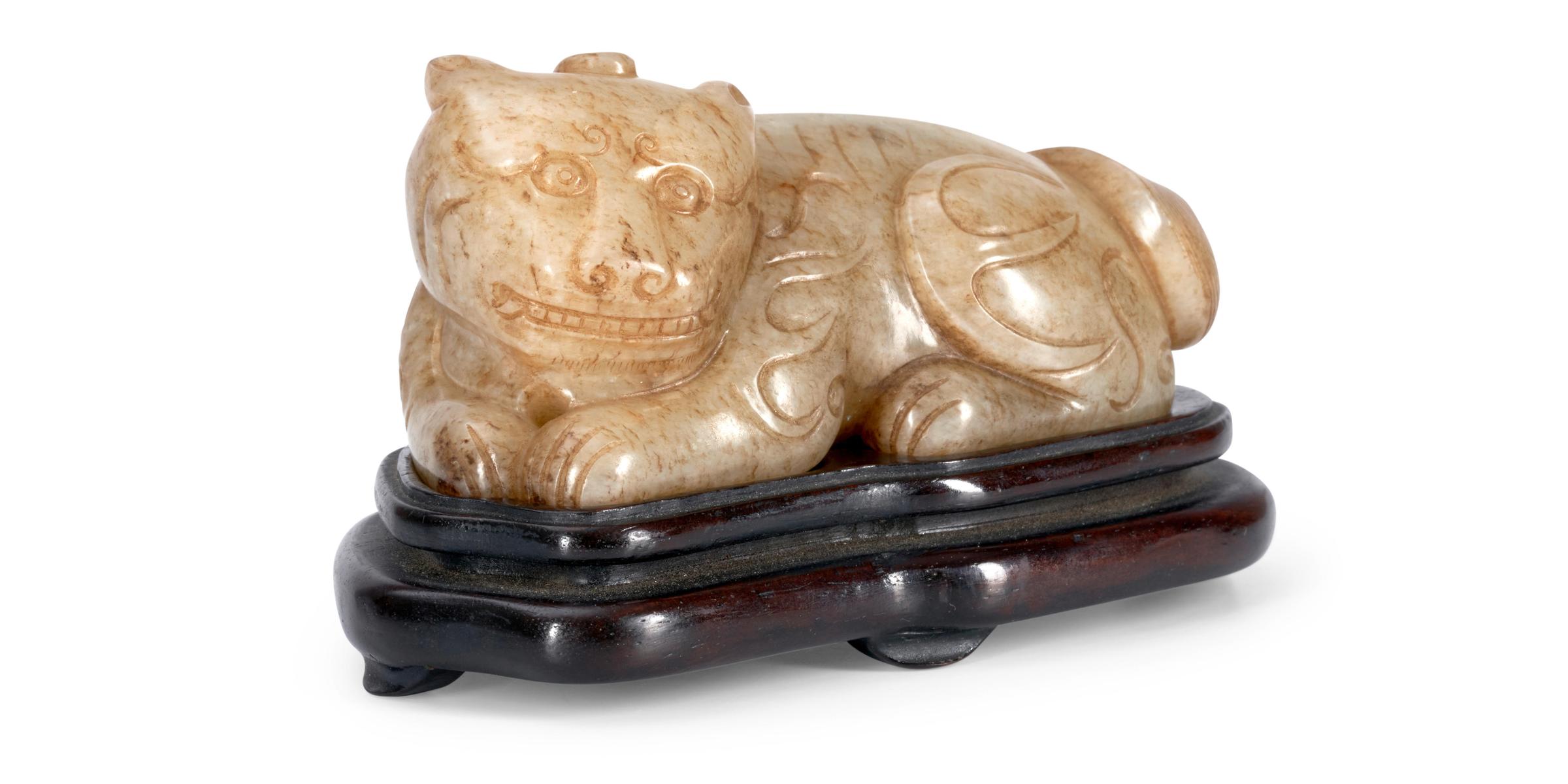 A YELLOW JADE CARVING OF A HORNED MYTHICAL CREATURE China, late Qing dynasty image 4