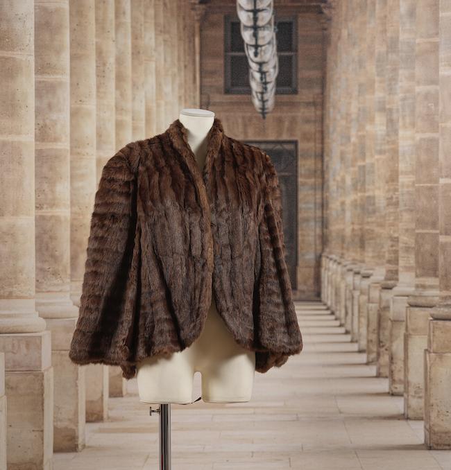 Georges Butin, Bruxelles, circa 1930. Veste cape en hermine d'été chocolat.