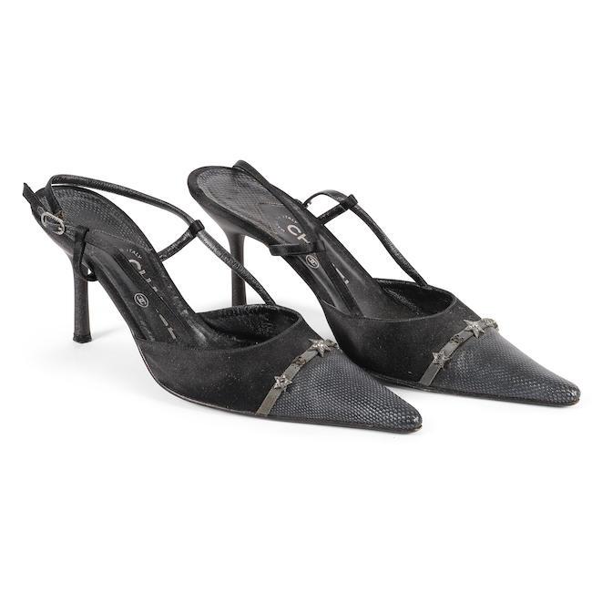 Chanel. Paire d'escarpins sling-back en satin noir orné d'étoiles et cuir cloqué façon cuir exotique.