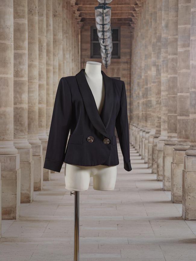 Yves Saint Laurent Rive Gauche, collection Prêt à Porter, circa 1980. Veste d'inspiration smoking en lainage marine et satin noir.
