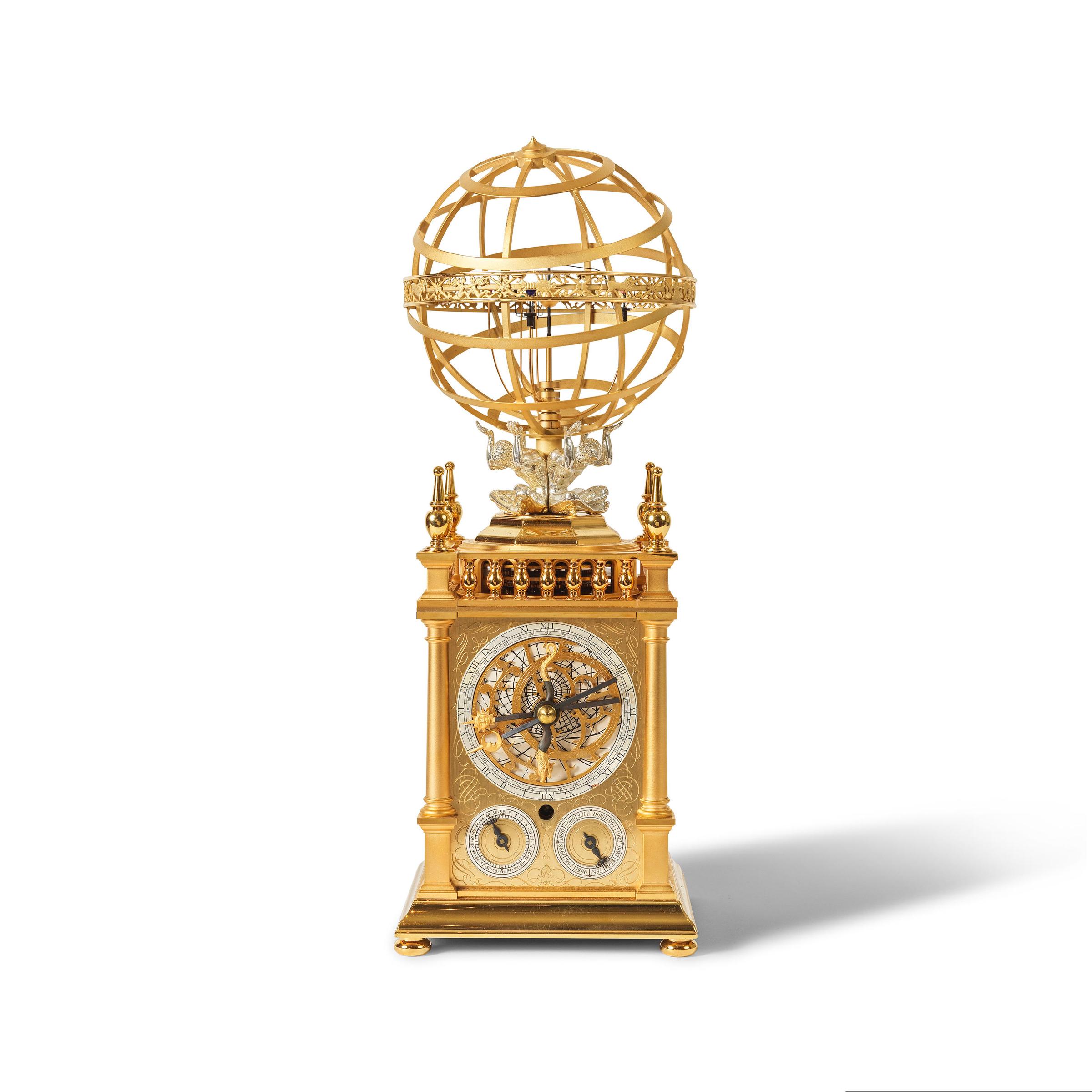 Christiaan van der Klaauw. A very fine and rare handmade key wind gold plated brass and silver clock with sphere on top demonstrating the solar system Christiaan van der Klaauw. Très belle et rare pendule en laiton plaqué or et argent avec sphère montrant le système solaire, entièrement asseemblée à la main, remontoir à clé Planeto Astrolabium, Circa 1990 image 4