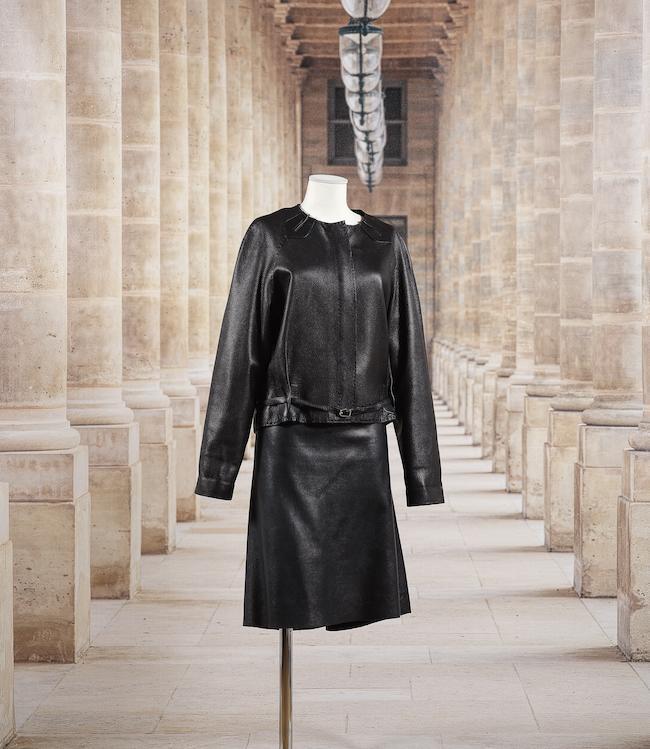 Hermès Paris, circa 2000. Tailleur jupe en cuir de cerf noir.