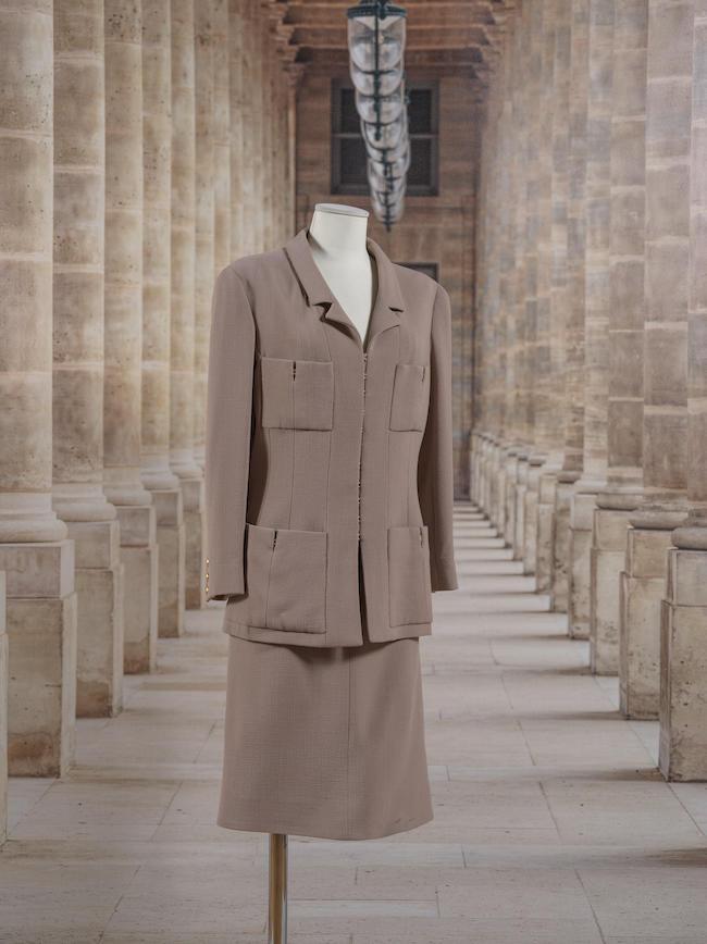 Chanel, collection Prêt à Porter, Autmne6hiver 1996. Tailleur jupe en laine croisée taupe. Directeur artistique : Karl Lagerfeld.
