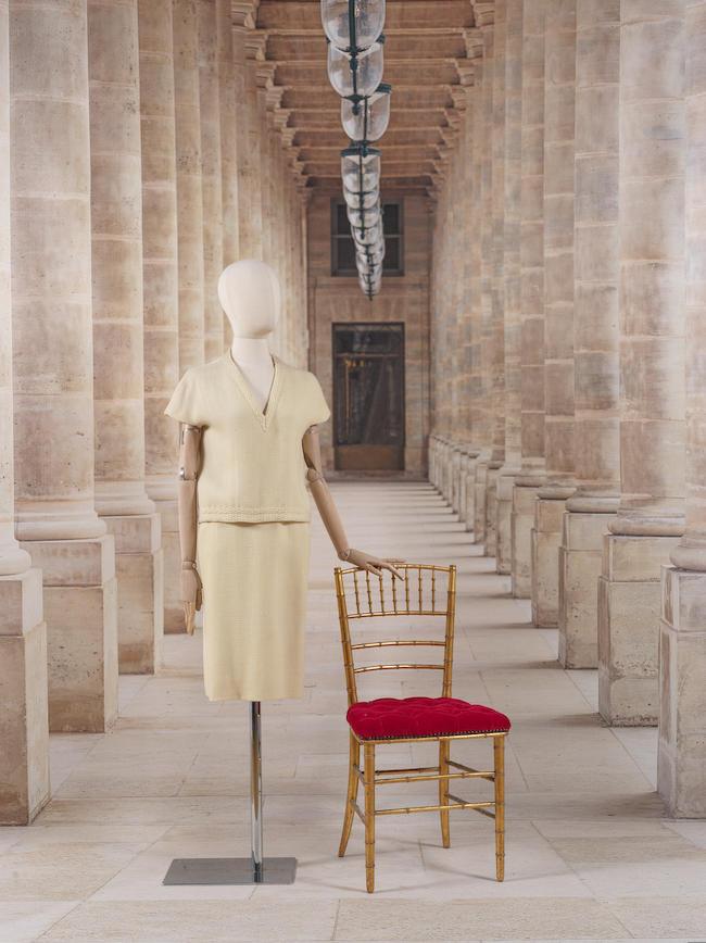 Anonyme, collection Haute Couture, circa 1965. Ensemble jupe en toile de laine ivoire.