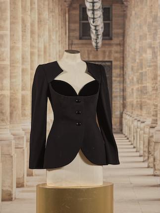 Christian Dior, collection Haute Couture, circa 1985. Veste cintrée en grain de poudre et velours noir Directeur artistique Marc Bohan image 1