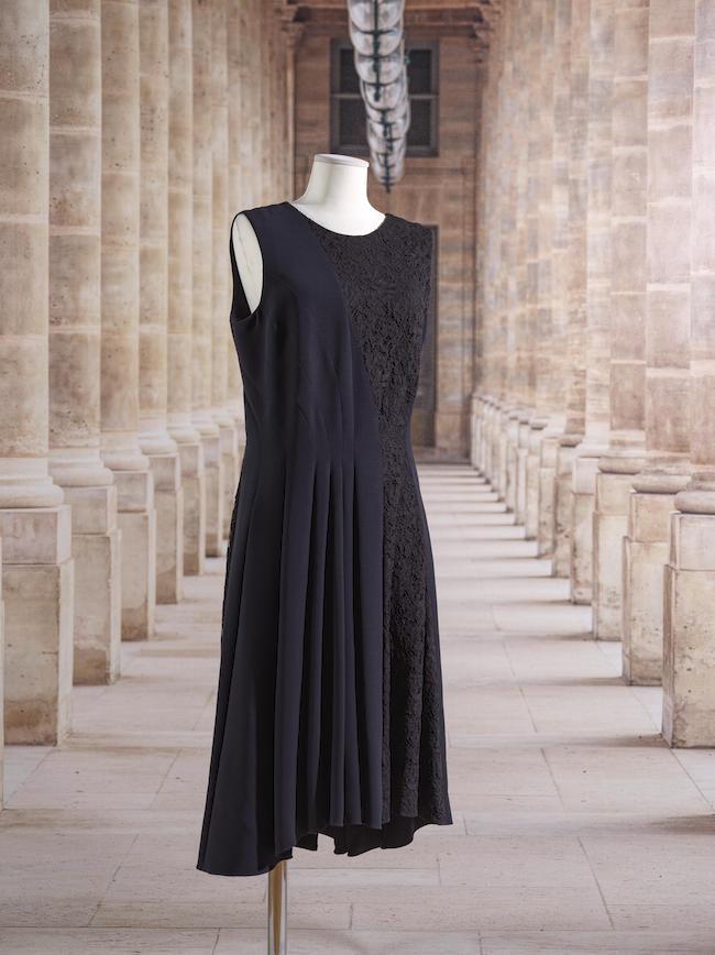 Christian Dior, collection Prêt à Porter, année 2004. Robe du soir en crêpe de soie et dentelle noire. Directeur artistique : John Galliano.