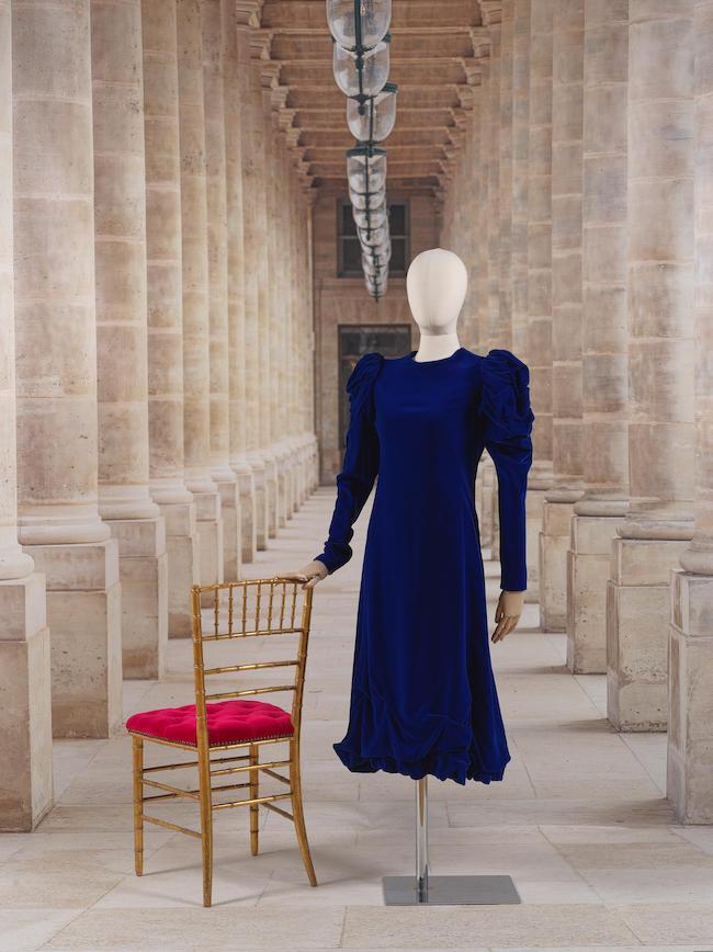 Givenchy, collection Haute Couture, circa 1980. Robe du soir longue en velours bleu roi.