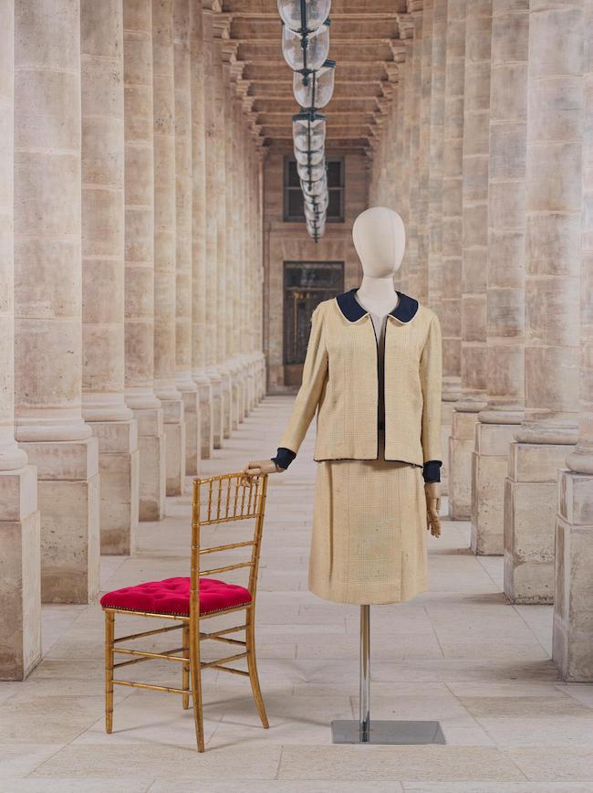 Chanel, circa 1960. Tailleur en tweed écru et ganse marine Création Gabrielle Chanel