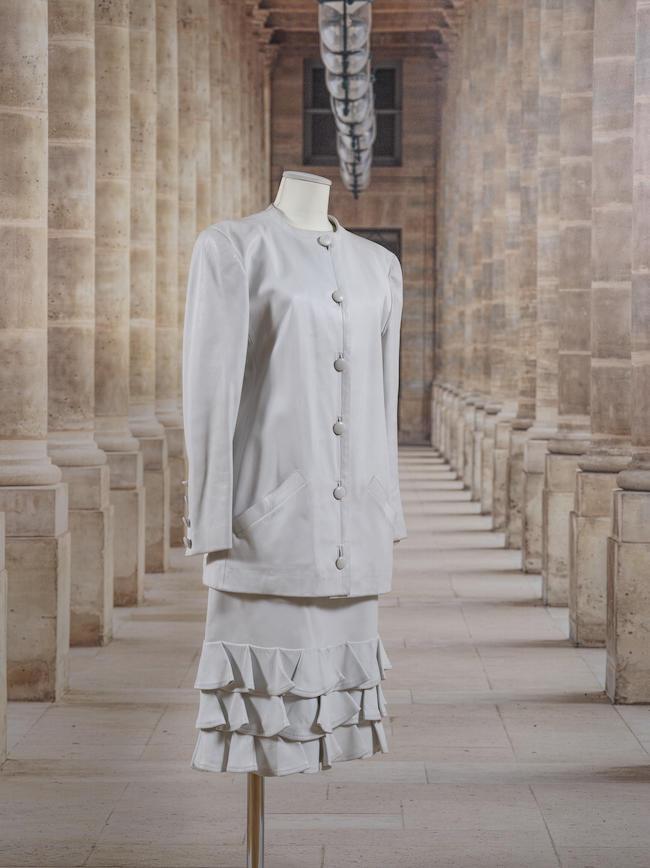Christian Dior Boutique Cuirs, collection Prêt à Porter, circa 1990. Tailleur jupe en cuir agneau bleu ciel.