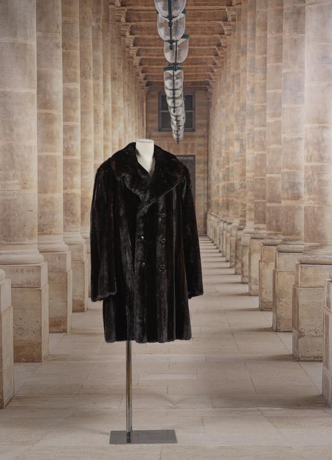Christian Dior, Paris. Grand manteau Homme en vison brun à travaille vertical de bandes.