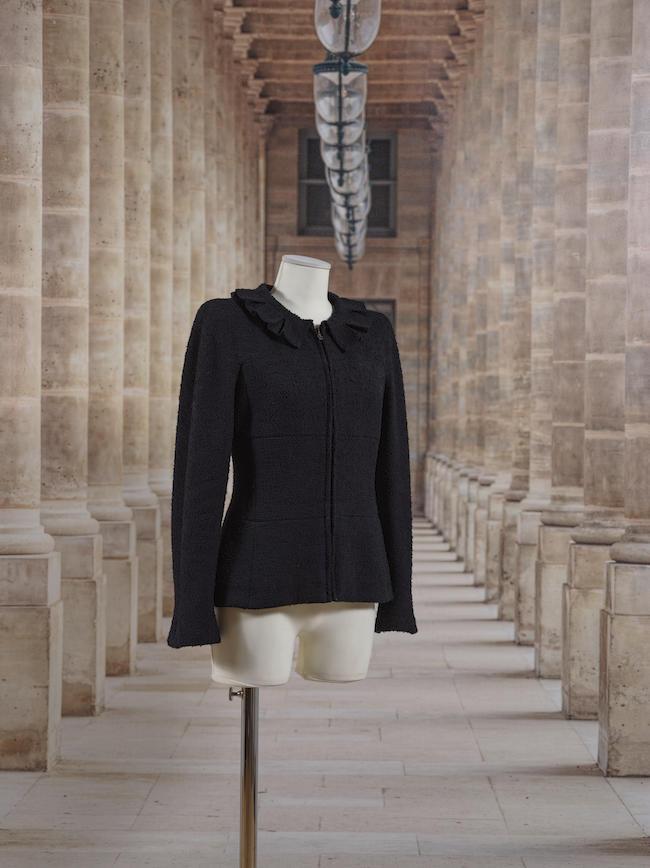 Chanel Boutique, collection Prêt à Porter, Automne-Hiver 1997. Veste zippée en tweed noir. Directeur artistique : Karl Lagerfeld.