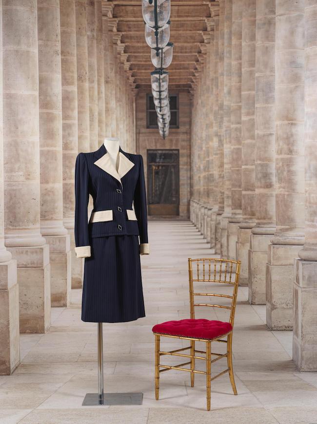 Givenchy, collection Haute Couture. Tailleur en toile de laine marine, blanche façonnée.