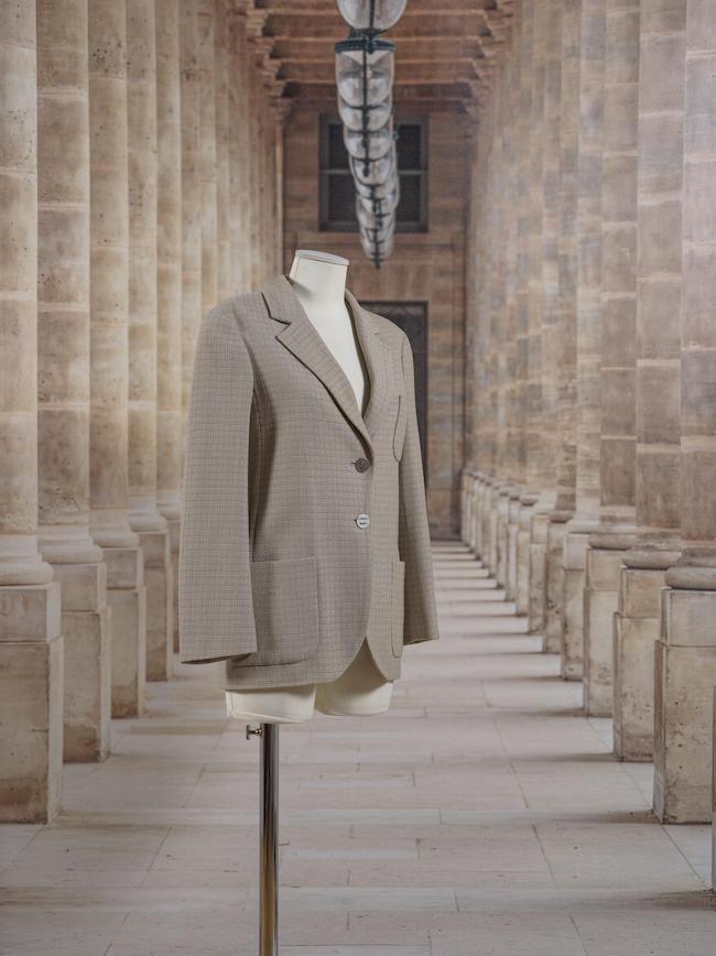 Chanel, collection Prêt à Porter, collection Croisière 2000. Veste droite en tweed beige. Directeur artistique : Karl Lagerfeld.