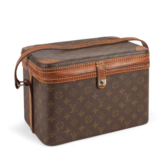 Louis Vuitton, circa 1970. Vanity en toile Monogram et cuir naturel.