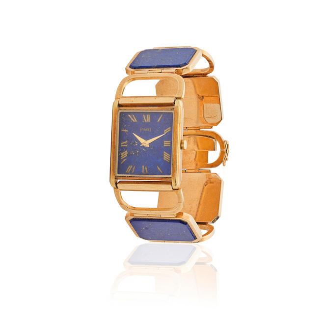 Piaget. A fine lady's 18K gold and lapis lazuli bracelet watch Piaget. Belle montre bracelet de dame en or jaune 18K (750) et lapis lazuli mouvement mécanique Ref: 9286, Circa 1980