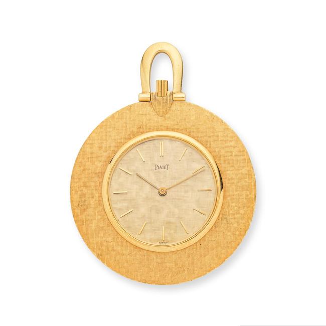 Piaget. A very fine extra-thin 'disco volante' 18K gold keyless wind pocket watch Piaget. Très belle montre de smoking extra-plate 'disco volante' en or jaune 18K (750) remontoir au pendant Circa 1970