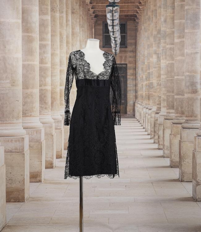 Anonyme. Robe du soie en dentelle et satin noir.