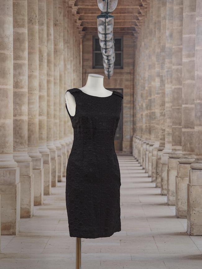 Chanel, collection Prêt à Porter, circa 2000. Robe de cocktail en lurex noir. Directeur artistique : Karl Lagerfeld.
