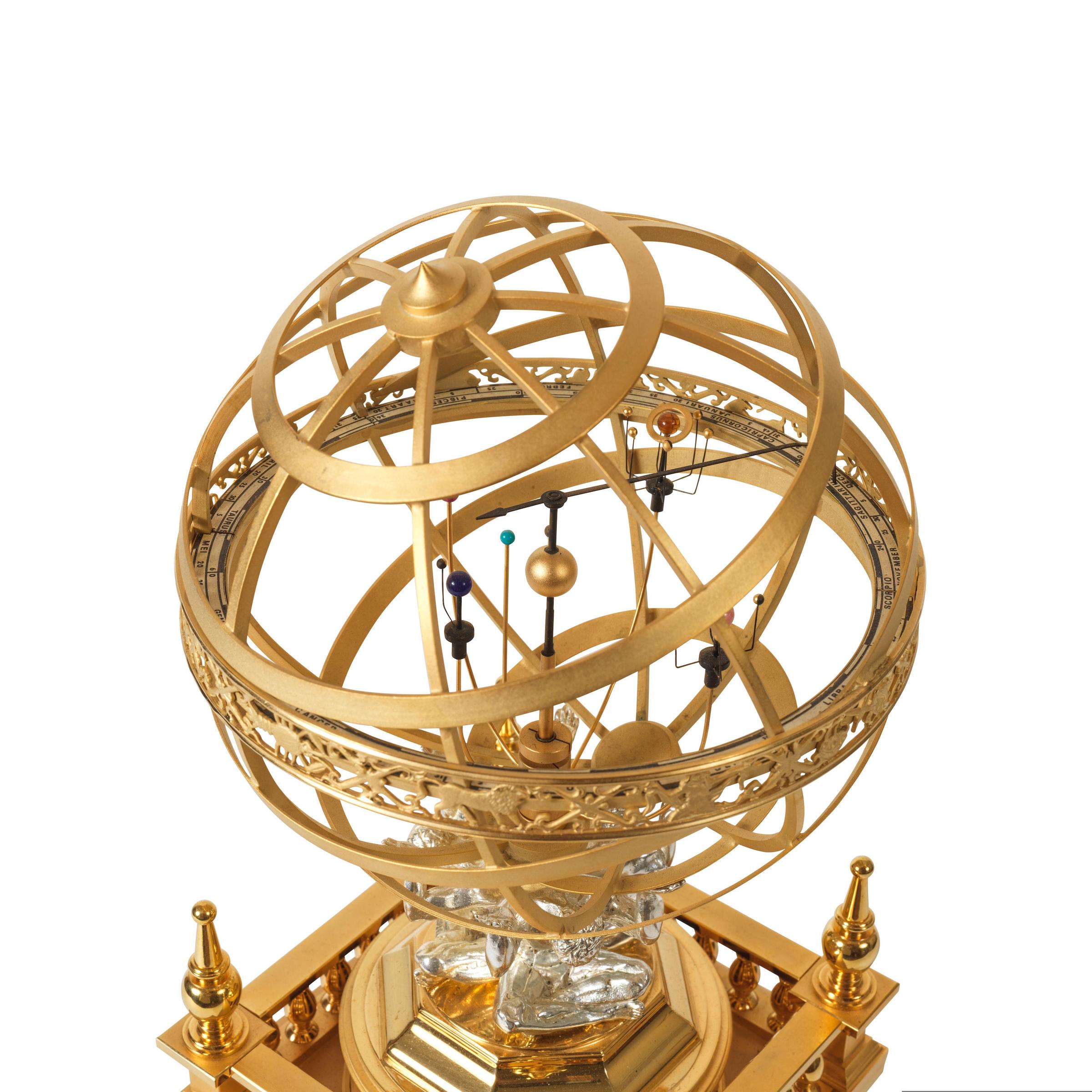 Christiaan van der Klaauw. A very fine and rare handmade key wind gold plated brass and silver clock with sphere on top demonstrating the solar system Christiaan van der Klaauw. Très belle et rare pendule en laiton plaqué or et argent avec sphère montrant le système solaire, entièrement asseemblée à la main, remontoir à clé  Planeto Astrolabium, Circa 1990 image 2